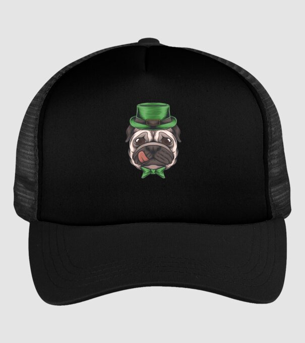Mops Sfântul Patrick model negru pe tricou