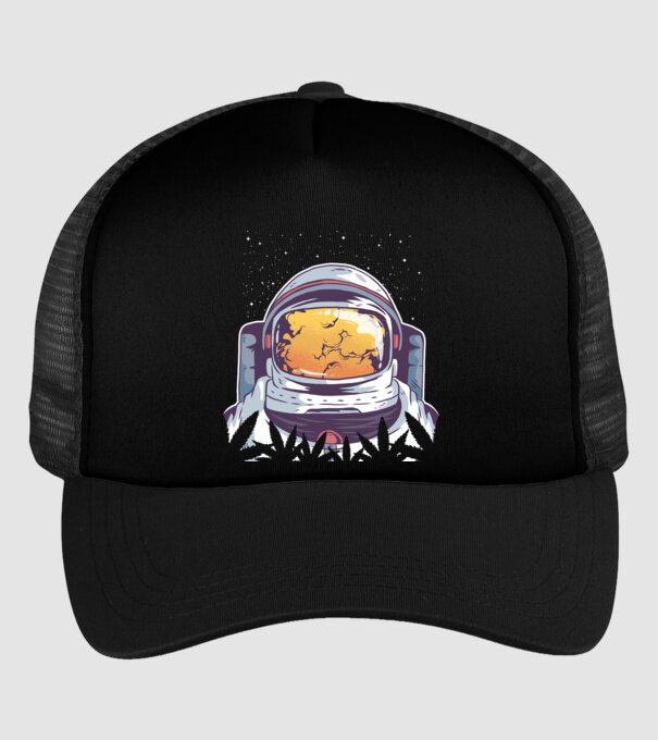 Astronaut Smoker model negru pe tricou