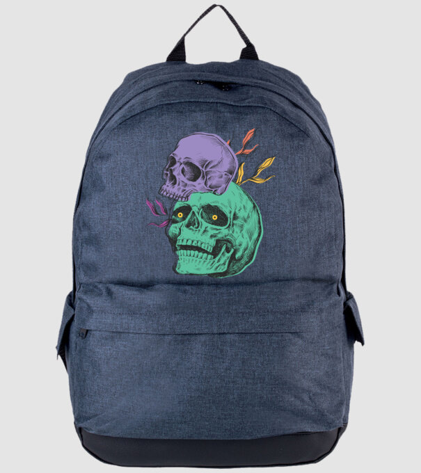 Cranii model albastru jeanși pe tricou