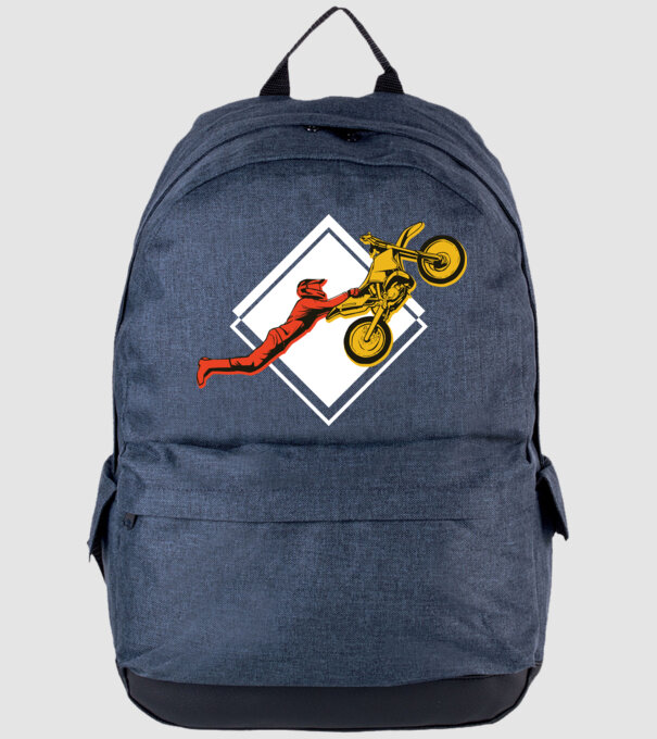Săritură motocicletă model albastru jeanși pe tricou