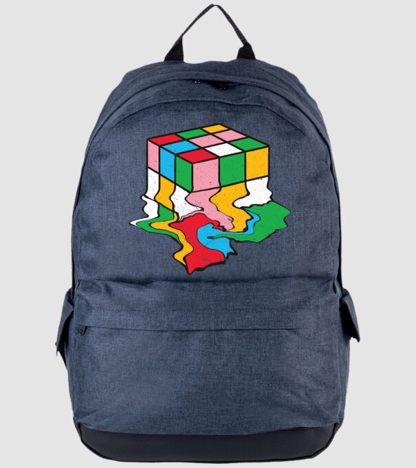 Cub Rubik topindu-se model albastru jeanși pe tricou