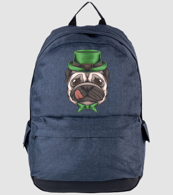 Mops Sfântul Patrick model albastru jeanși pe tricou