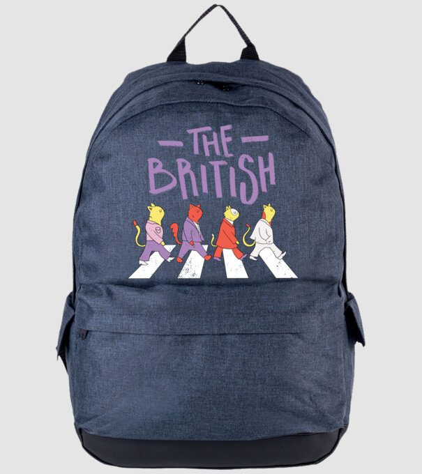 The British Pisicuțe model albastru jeanși pe tricou