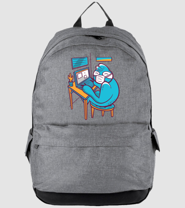 Leneș Home Office model gri pe tricou