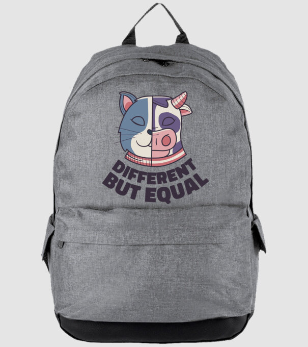 Diferit, dar egal model gri pe tricou