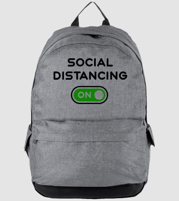 Social distancing on model gri pe tricou