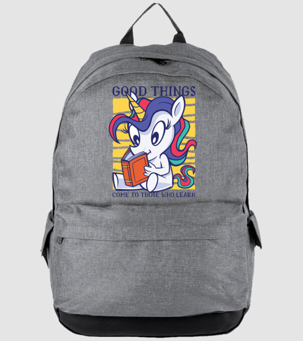 Student unicorn model gri pe tricou