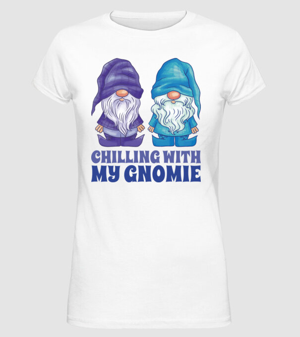 Chilling with my Gnomie model alb pe tricou