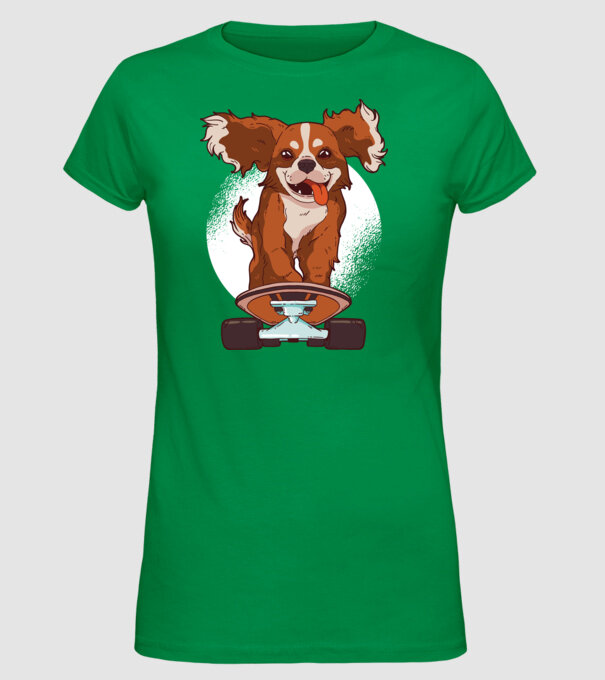 Skateboarding Cavalier King Spaniel model verde pe tricou
