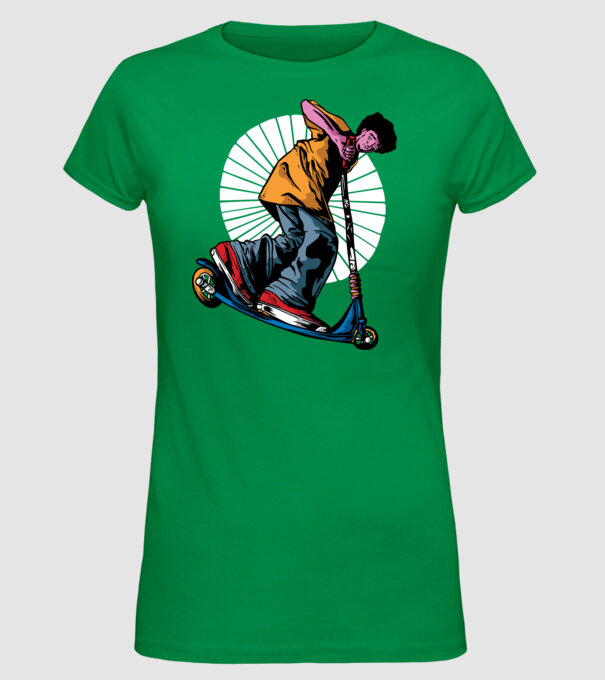 Copil cu trotinetă model verde pe tricou