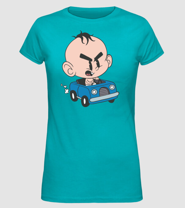 Copilaș cu mașină model turcoaz pe tricou