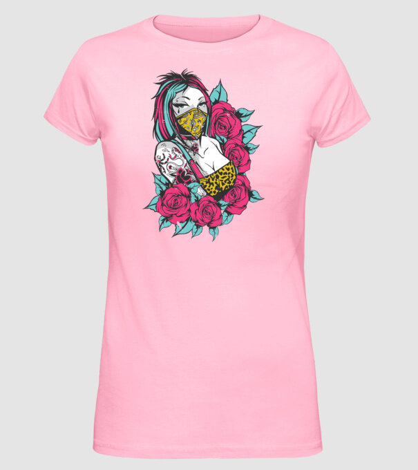 Fată tatuată model roz deschis pe tricou