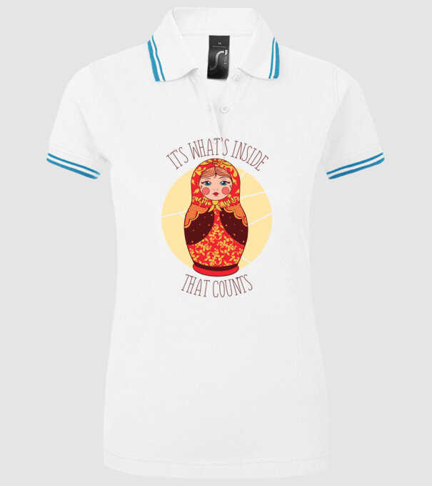 Interiorul contează - păpușă Mamushka model alb pe tricou