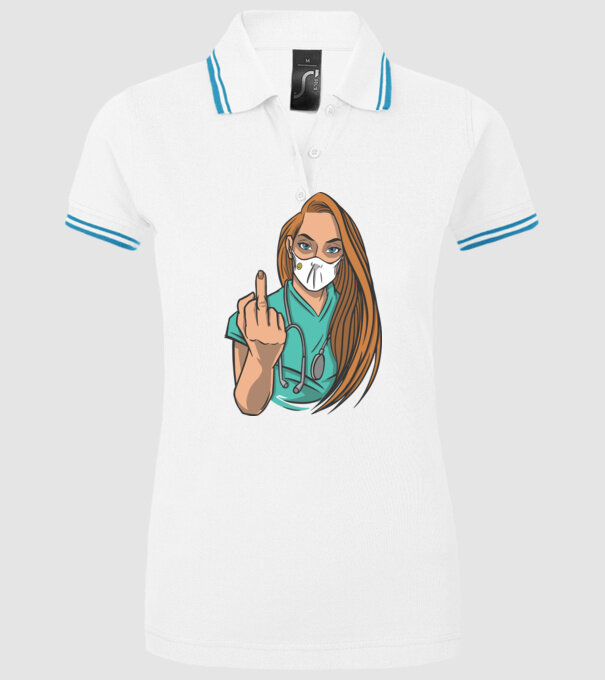 Asistentă medicală arată degetul model alb pe tricou