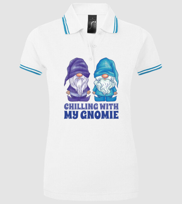 Chilling with my Gnomie model alb pe tricou