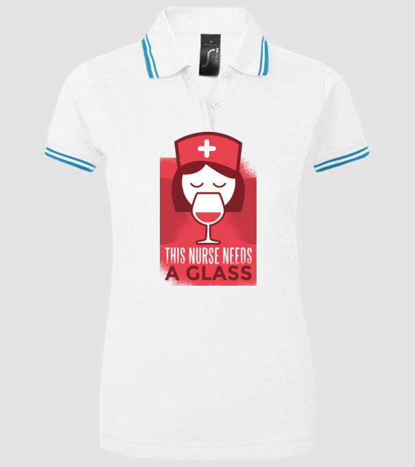 Această asistentă are nevoie de un pahar de vin model alb pe tricou