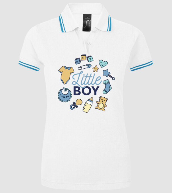 Băiețel model alb pe tricou