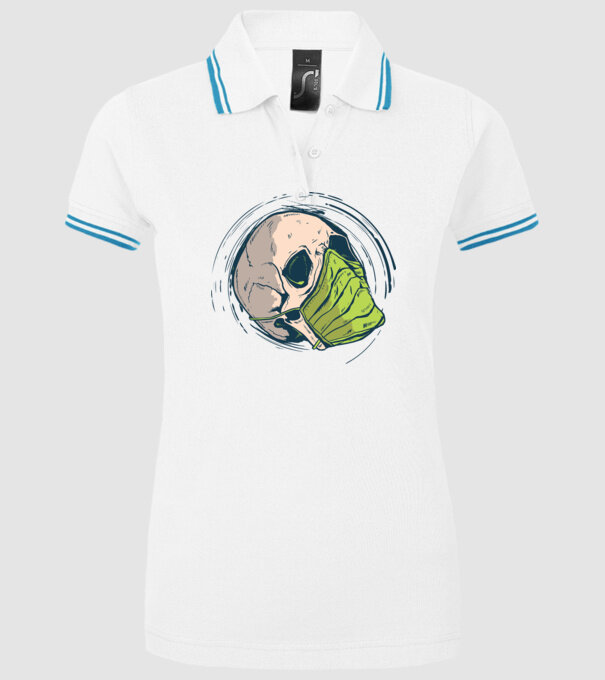 Craniu cu mască model alb pe tricou