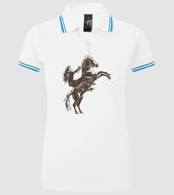 Fată cu cal model alb pe tricou