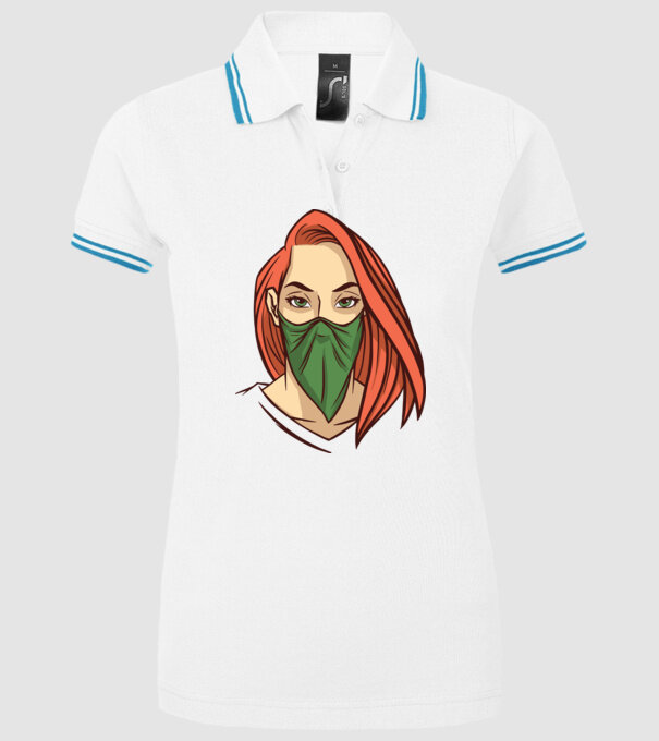 Femeie cu batic model alb pe tricou