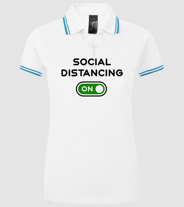 Social distancing on model alb pe tricou