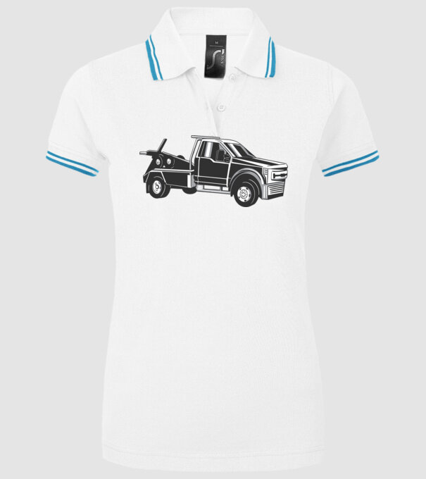Mașină de remorcare model alb pe tricou