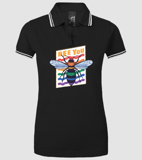 Bee You Pride model negru pe tricou