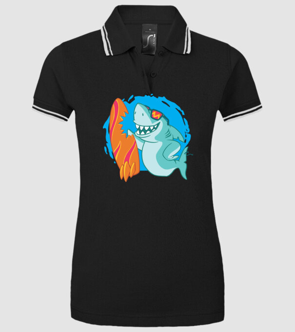 Mușcătură rechin Surf model negru pe tricou