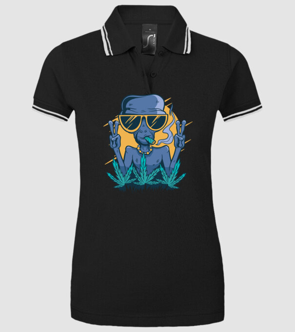 Alien drogat model negru pe tricou