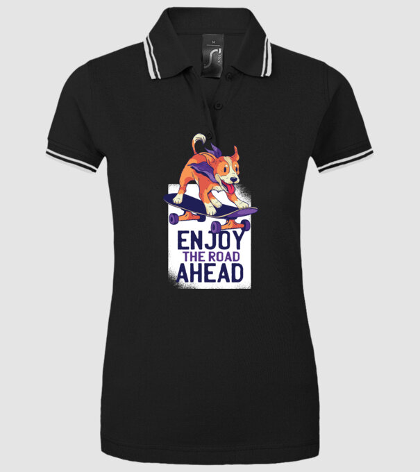 Câine Skateboarder model negru pe tricou