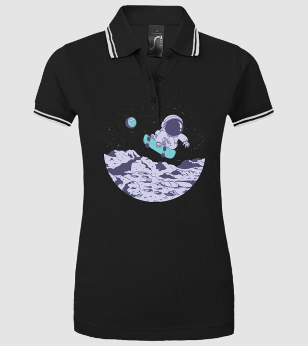 Astronaut Skateboarder model negru pe tricou