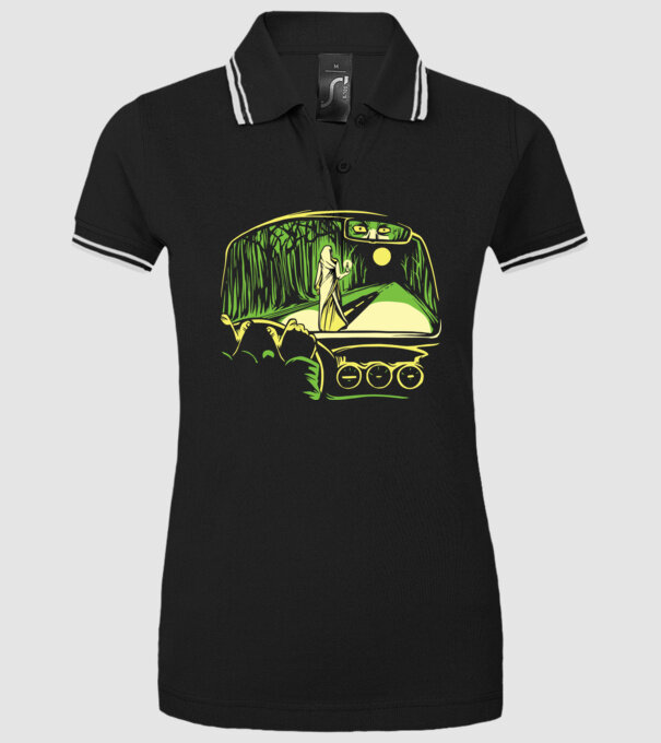 Femeie sperietoare pe drum model negru pe tricou