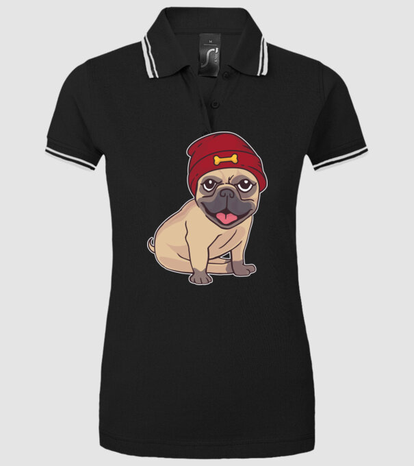Mops cu șapcă model negru pe tricou