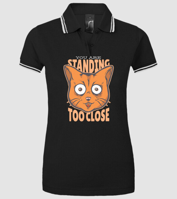 Stați prea aproape, Cu pisică model negru pe tricou