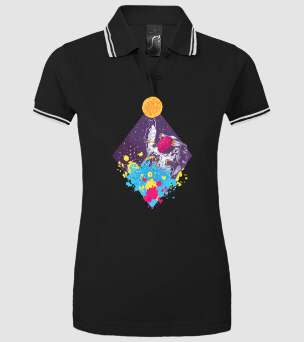 Astronaut model negru pe tricou