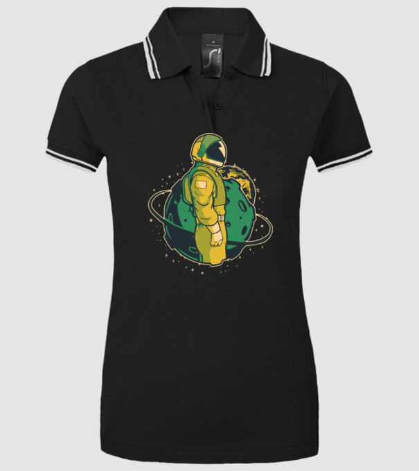 Astronaut model negru pe tricou