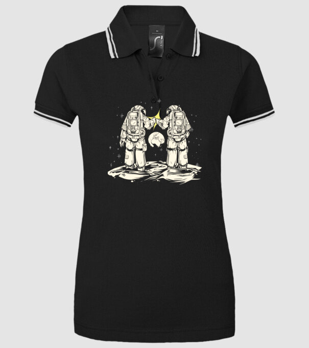 Prieteni Astronaut model negru pe tricou
