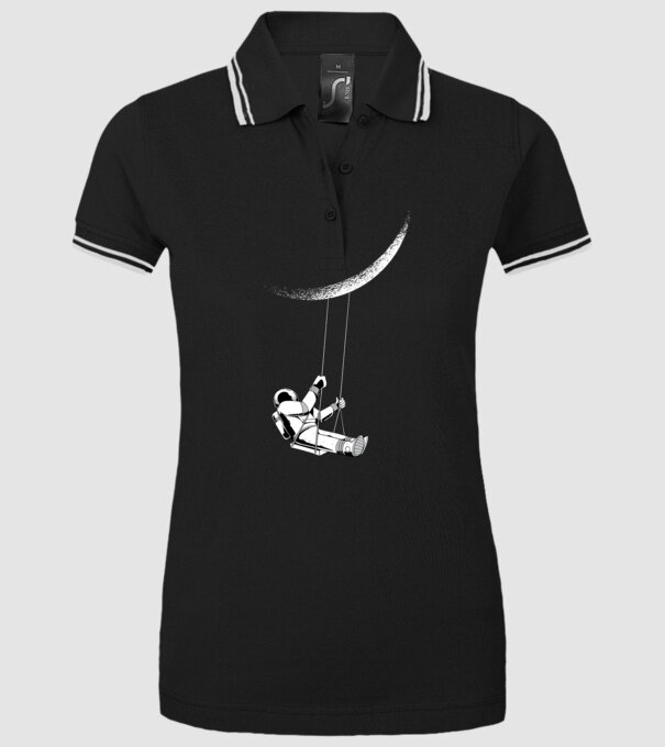 Astronaut care se dă în leagăn pe lună model negru pe tricou