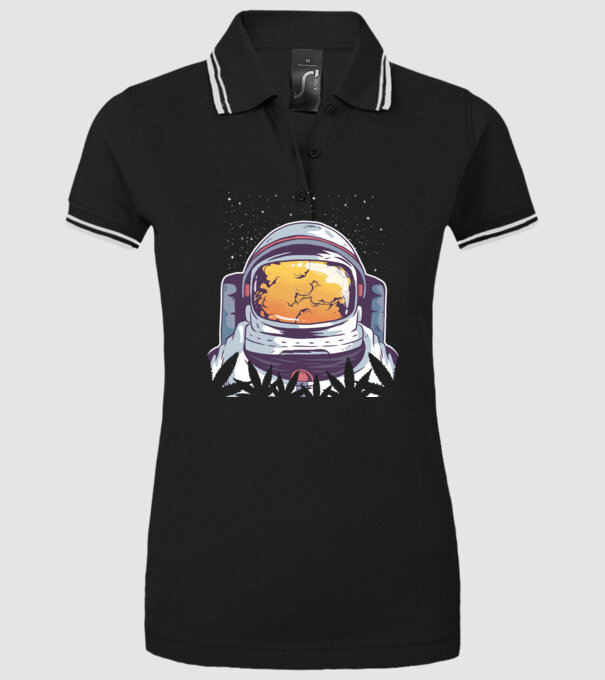 Astronaut Smoker model negru pe tricou