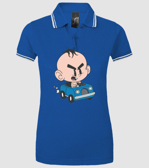 Copilaș cu mașină model albastru regal pe tricou