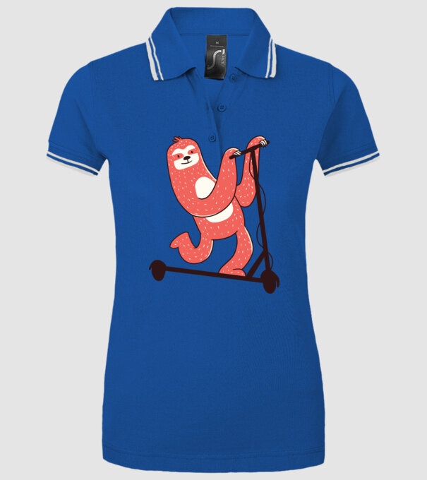 Leneș pe trotinetă model albastru regal pe tricou