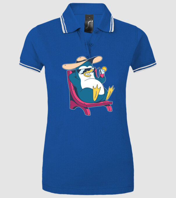 Pinguin cool stă la plajă la mare model albastru regal pe tricou