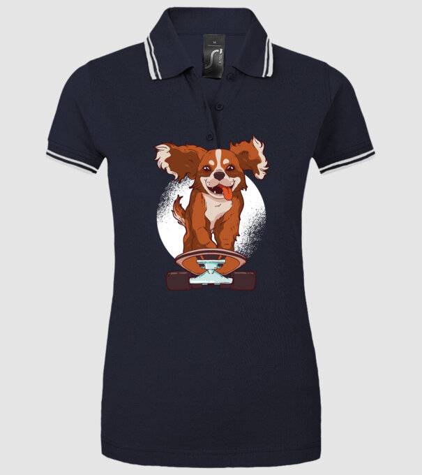 Skateboarding Cavalier King Spaniel model albastru închis pe tricou