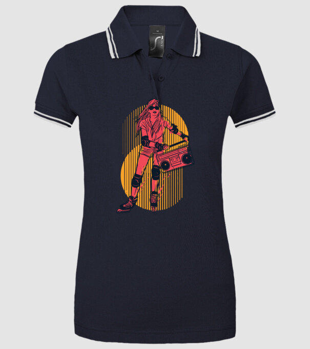 Fată skate model albastru închis pe tricou