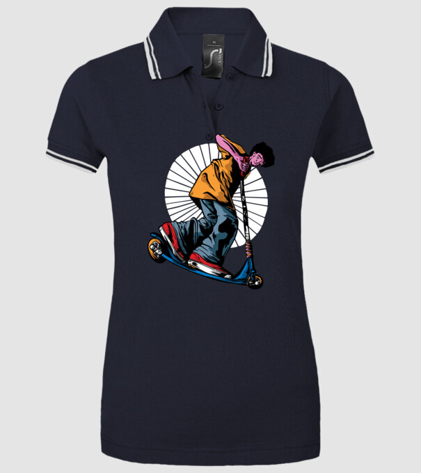 Copil cu trotinetă model albastru închis pe tricou