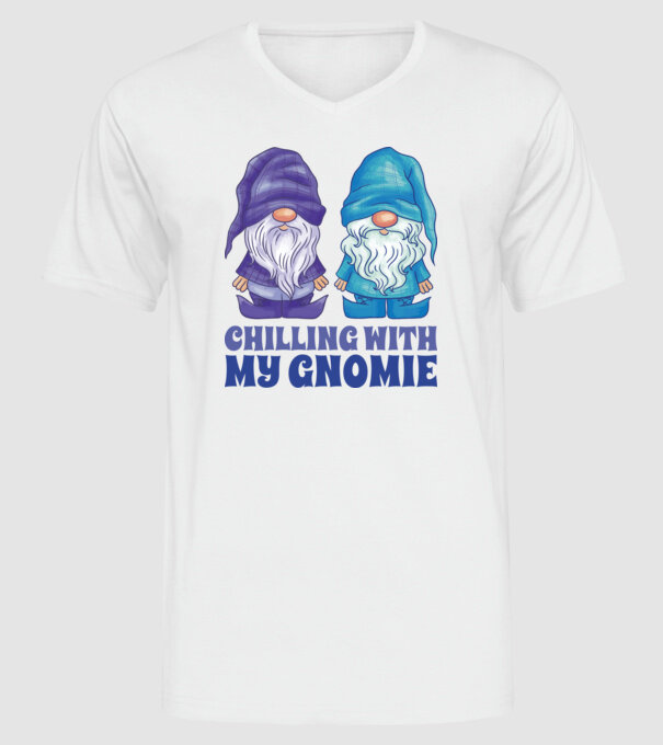Chilling with my Gnomie model alb pe tricou