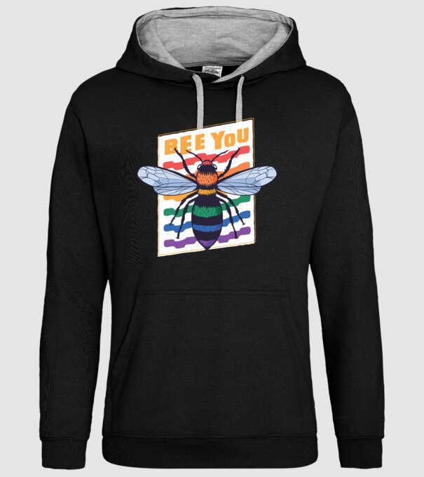 Bee You Pride model negru pe tricou