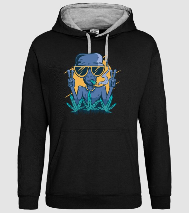 Alien drogat model negru pe tricou