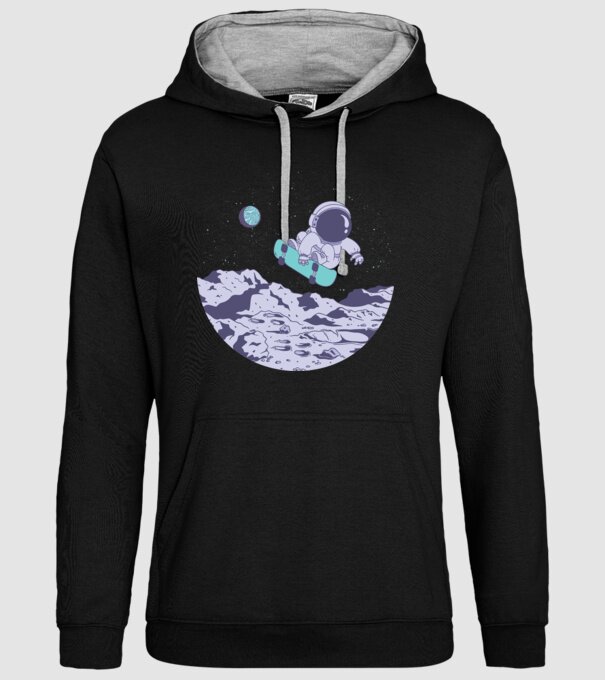 Astronaut Skateboarder model negru pe tricou