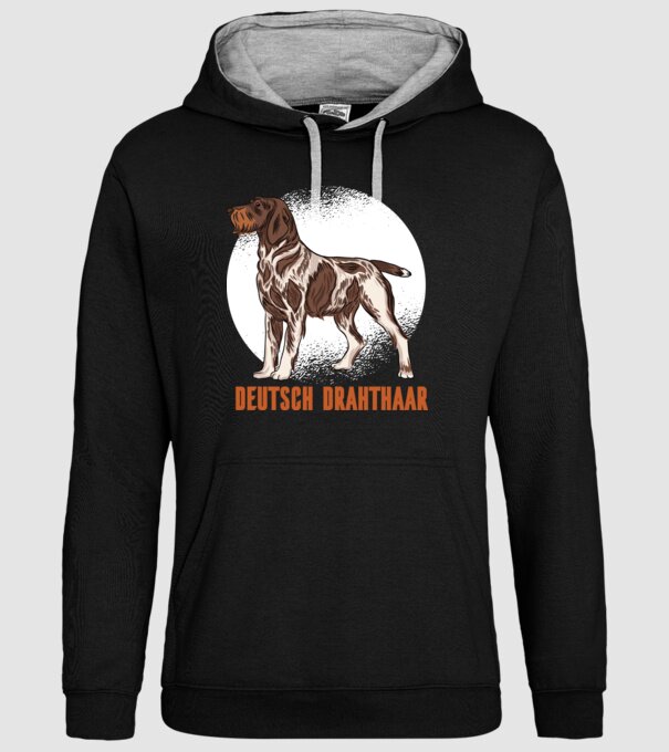 Brac german cu păr sârmos model negru pe tricou